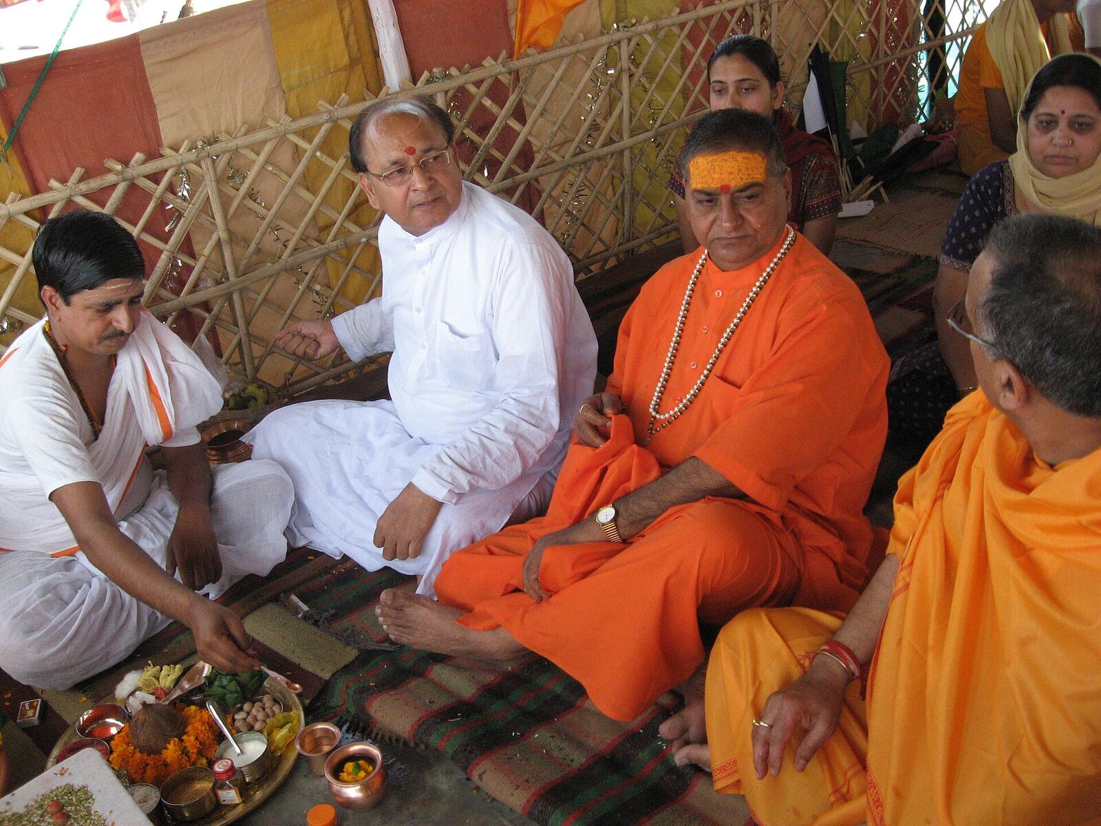 KUMBH MELA 2010 SHASTRI PUJAN KARTE HUE 